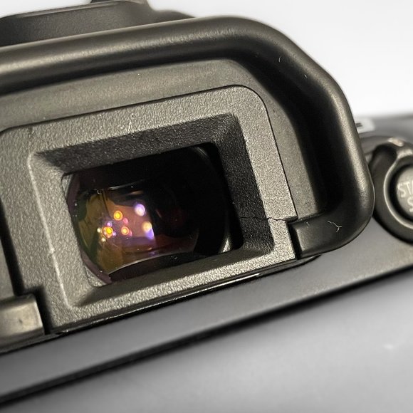 Canon EOS 70D DSLR Camera Body + Accessories - Picture 9 of 17